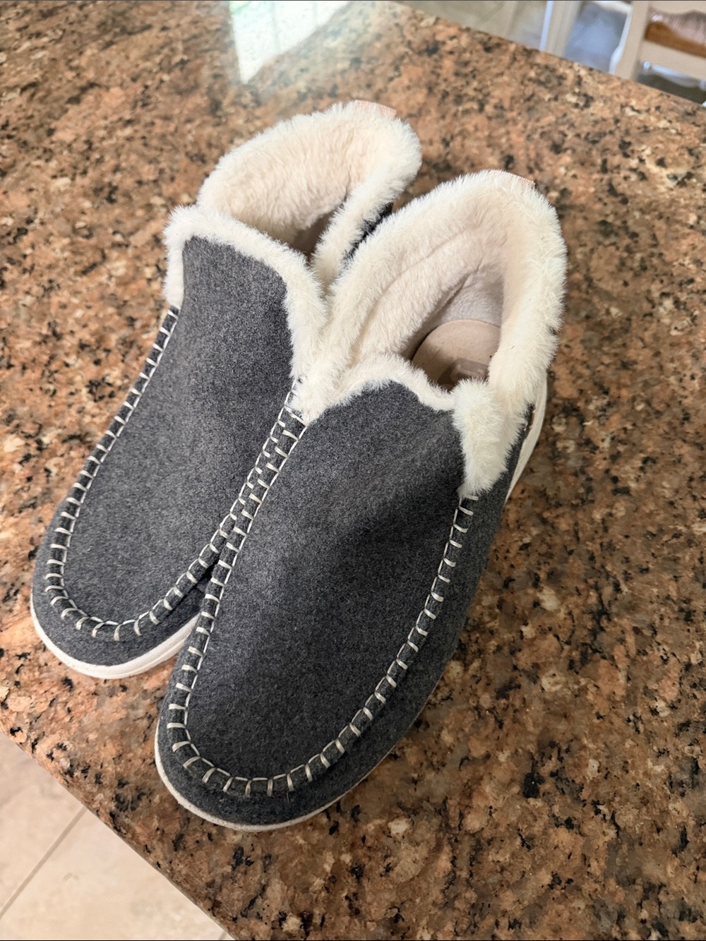 Hey Dude Women's Gray Felt Slip-On Slippers with Cream Faux Fur Trim